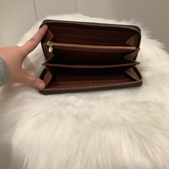 Louis Vuitton Zippy Monogram Wallet - Picture 5 of 8